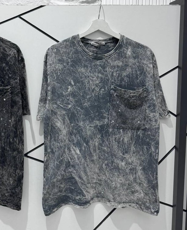 photo_2025-07-22_10-34-24 Женская Свободная Серая Футболка Варенка Тай Дай со Стразами на Кармане