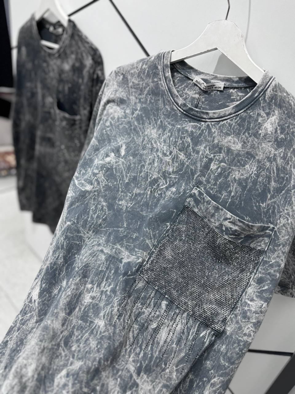 photo_2025-07-22_10-34-25 Женская Свободная Серая Футболка Варенка Тай Дай со Стразами на Кармане