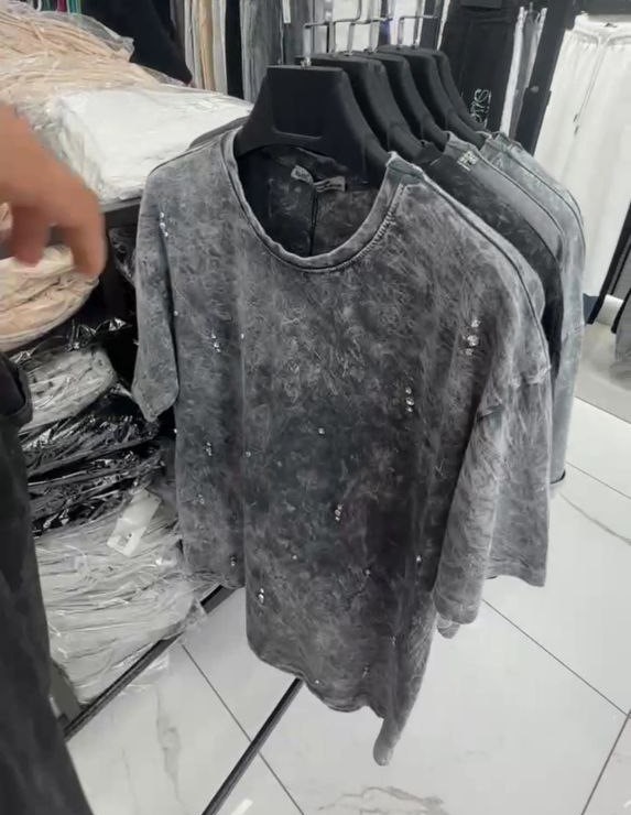 photo_2025-07-22_10-45-28 Женская Серая Футболка Варенка Свободного Кроя с Камнями Стразами