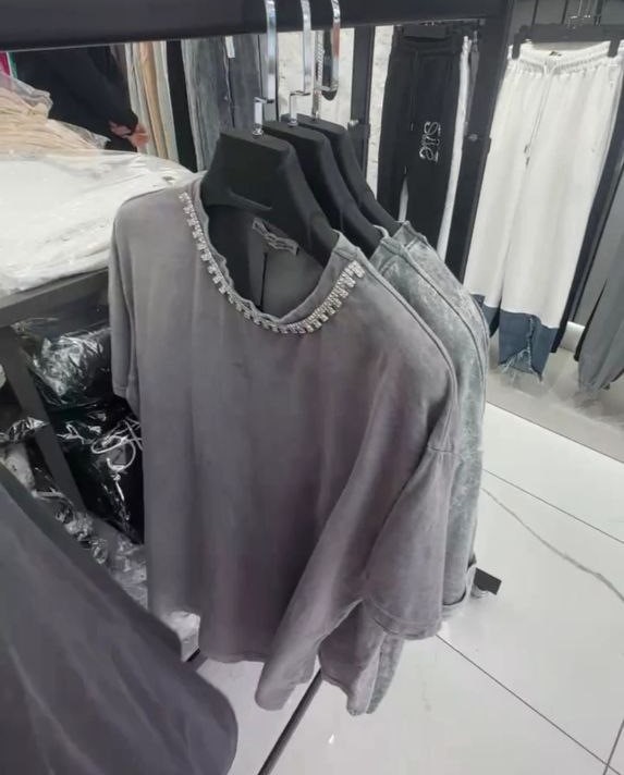 photo_2025-07-22_11-05-44 Женская Серая Футболка Варенка Свободного Кроя с Камушками на Воротнике