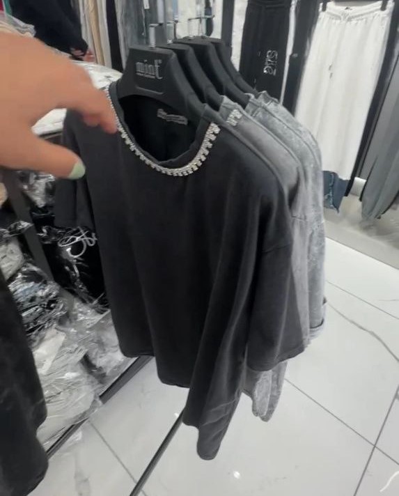 photo_2025-07-22_11-05-45 Женская Графитовая Футболка Варенка Свободного Кроя с Камушками на Воротнике