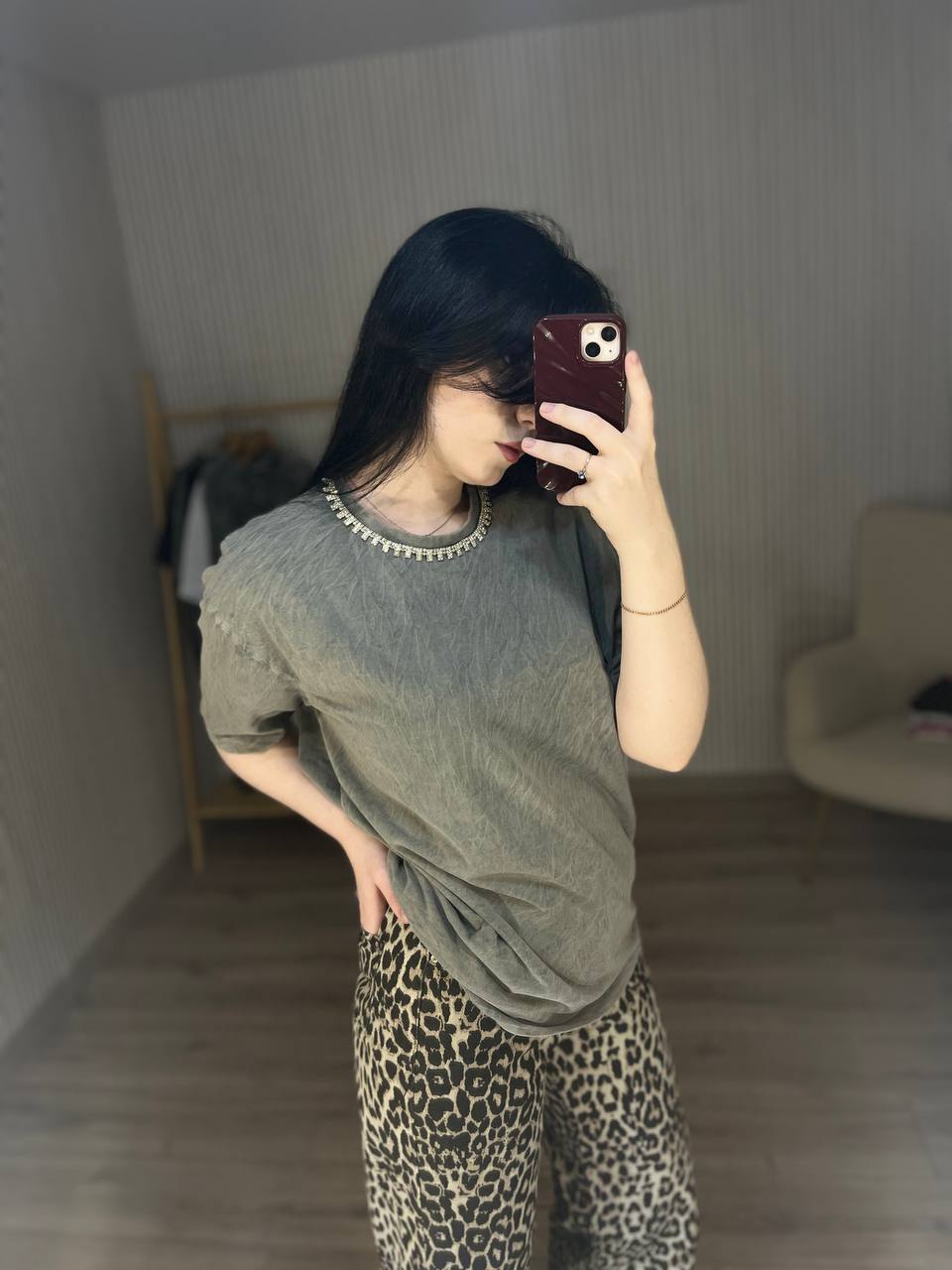 photo_2025-07-22_11-05-51 Женская Серая Футболка Варенка Свободного Кроя с Камушками на Воротнике