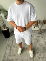 Мужской Белый Летний Костюм Футболка Шорты Свободного Кроя с Необработанными Краями
