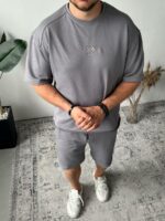 Мужской Темно-Серый Летний Костюм Футболка Шорты Свободного Кроя с Необработанными Краями