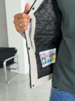 Мужская Демисезонная Серая Куртка с Капюшоном Накладными Карманами и Манжетами на Липучках