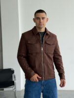 Мужская Демисезонная Замшевая Коричневая Куртка Бомбер на Молнии с Воротником и Накладными Карманами