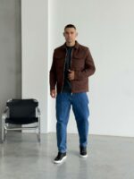 Мужская Демисезонная Замшевая Коричневая Куртка Бомбер на Молнии с Воротником и Накладными Карманами