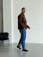 Мужская Демисезонная Замшевая Коричневая Куртка Бомбер на Молнии с Воротником и Накладными Карманами