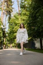 Женское Летнее Муслиновое Молочное Платье Мини в Фиолетовых Цветочках с Объемными Рукавами и Резинкой на Груди