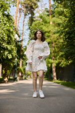 Женское Летнее Муслиновое Молочное Платье Мини в Фиолетовых Цветочках с Объемными Рукавами и Резинкой на Груди