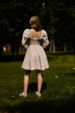 Женское Летнее Муслиновое Молочное Платье Мини в Фиолетовых Цветочках с Объемными Рукавами и Резинкой на Груди