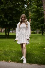 Женское Летнее Муслиновое Молочное Платье Мини в Фиолетовых Цветочках с Объемными Рукавами и Резинкой на Груди