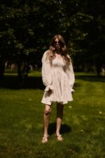 Женское Летнее Муслиновое Молочное Платье Мини в Розовых Сердечках с Объемными Рукавами и Резинкой на Груди
