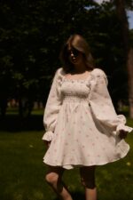 Женское Летнее Муслиновое Молочное Платье Мини в Розовых Сердечках с Объемными Рукавами и Резинкой на Груди