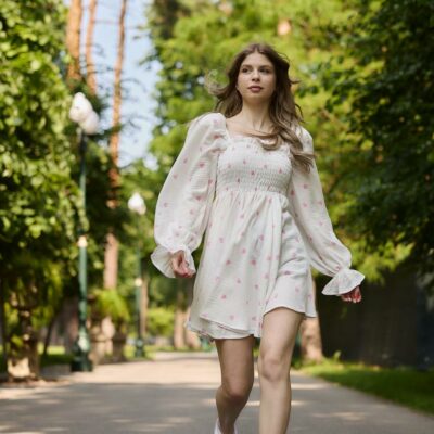 Женское Летнее Муслиновое Молочное Платье Мини в Розовых Сердечках с Объемными Рукавами и Резинкой на Груди