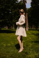 Женское Летнее Муслиновое Молочное Платье Мини в Розовых Сердечках с Объемными Рукавами и Резинкой на Груди