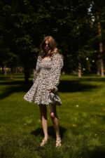 Женское Летнее Муслиновое Бежевое Платье Мини в Леопардовый Принт с Объемными Рукавами и Резинкой на Груди