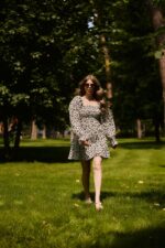 Женское Летнее Муслиновое Бежевое Платье Мини в Леопардовый Принт с Объемными Рукавами и Резинкой на Груди