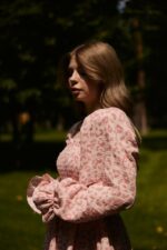 Женское Летнее Муслиновое Розовое Платье Мини в Леопардовый Принт с Объемными Рукавами и Резинкой на Груди