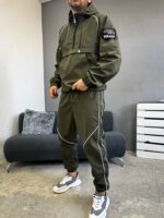 Мужской Ветрозащитный Спортивный Костюм Хаки с Кантом и Нашивкой на Рукаве (Анорак + Джоггеры)