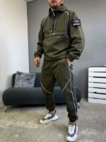 Мужской Ветрозащитный Спортивный Костюм Хаки с Кантом и Нашивкой на Рукаве (Анорак + Джоггеры)