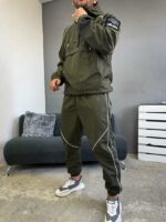 Мужской Ветрозащитный Спортивный Костюм Хаки с Кантом и Нашивкой на Рукаве (Анорак + Джоггеры)