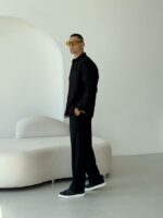 Мужская Плотная Хлопковая Черная Рубашка Прямого Кроя с Карманом на Груди