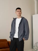 Мужская Легкая Темно-Серая Куртка Ветровка Свободного Кроя с Капюшоном