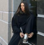 Женский Теплый Черный Костюм Оверсайз на Флисе - Худи с Нашивкой + Широкие Штаны