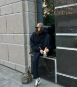Женский Теплый Черный Костюм Оверсайз на Флисе - Худи с Нашивкой + Широкие Штаны