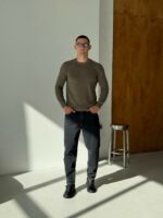 Мужской Базовый Свитер Хаки с Круглым Вырезом Горловины
