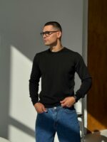 Мужской Классический Черный Свитер с Круглым Вырезом и Маленькой Вышивкой