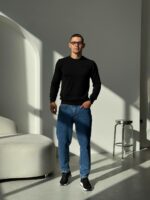Мужской Классический Черный Свитер с Круглым Вырезом и Маленькой Вышивкой