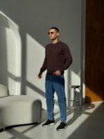Мужской Классический Коричневый Свитер с Круглым Вырезом и Маленькой Вышивкой