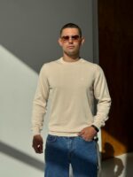 Мужской Классический Бежевый Свитер с Круглым Вырезом и Маленькой Вышивкой