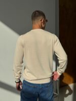 Мужской Классический Бежевый Свитер с Круглым Вырезом и Маленькой Вышивкой