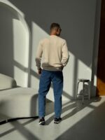 Мужской Классический Бежевый Свитер с Круглым Вырезом и Маленькой Вышивкой