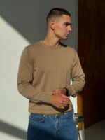 Мужской Классический Свитер Мокко с Круглым Вырезом и Маленькой Вышивкой