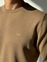 Мужской Классический Свитер Мокко с Круглым Вырезом и Маленькой Вышивкой