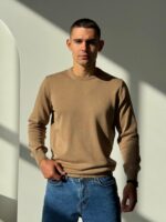 Мужской Классический Свитер Мокко с Круглым Вырезом и Маленькой Вышивкой