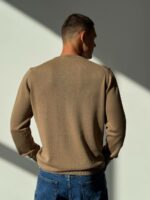 Мужской Классический Свитер Мокко с Круглым Вырезом и Маленькой Вышивкой