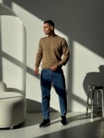 Мужской Классический Свитер Мокко с Круглым Вырезом и Маленькой Вышивкой