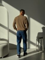 Мужской Классический Свитер Мокко с Круглым Вырезом и Маленькой Вышивкой