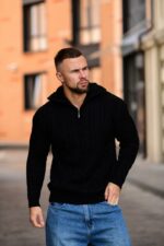 Мужской Теплый Черный Свитер Оверсайз с Высокой Горловиной на Замке и Рельефным Узором Косичка
