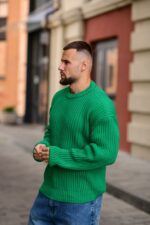 Мужской Теплый Базовый Зеленый Свитер Свободного Кроя со Спущенным Плечом