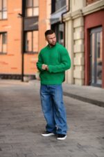 Мужской Теплый Базовый Зеленый Свитер Свободного Кроя со Спущенным Плечом