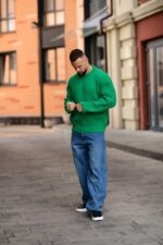 Мужской Теплый Базовый Зеленый Свитер Свободного Кроя со Спущенным Плечом