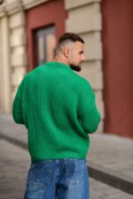 Мужской Теплый Базовый Зеленый Свитер Свободного Кроя со Спущенным Плечом