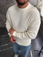 Мужской Теплый Базовый Белый Свитер Свободного Кроя со Спущенным Плечом