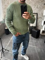 Мужской Теплый Базовый Оливковый Свитер Свободного Кроя со Спущенным Плечом